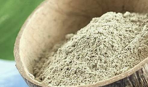 L'argile verte est un bon remède naturel pour nettoyer, drainer, soigner les plaies, par exemple les aphtes dans ta bouche.