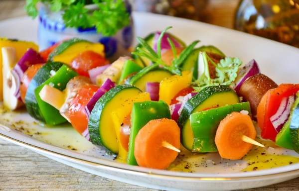Les brochettes de veggies, c’est rigolo à faire et absolument délicieux !