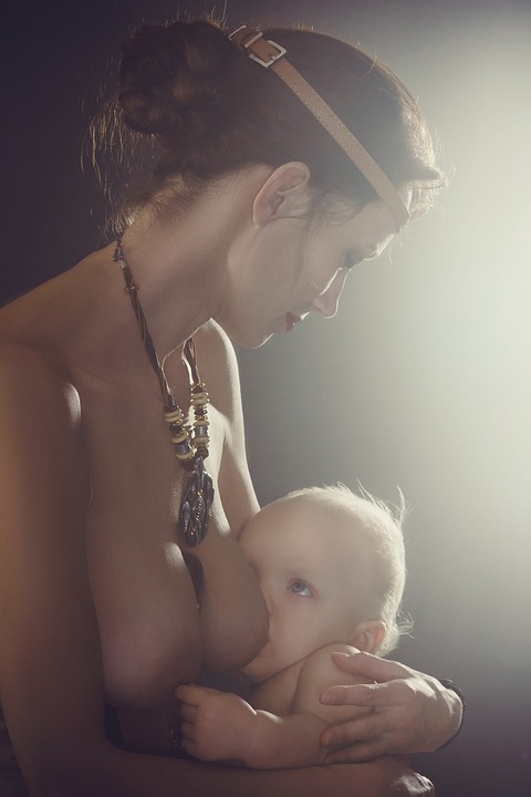 Une maman qui allaite, c'est un microbiote en fête ! Le lait maternel aide au développement de la flore intestinale de l'enfant.