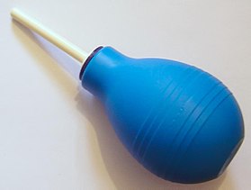 La poire à lavement c’est l’option “débutant” pour un nettoyage du côlon.