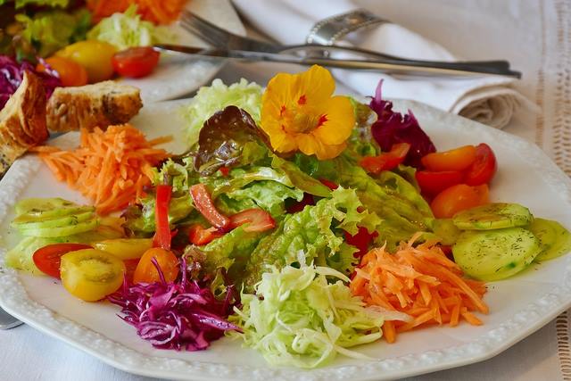 Plein de crudités dans une salade haute en couleurs = un max de vitamines et nutriments !