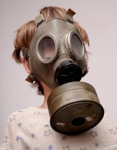 Si un masque à gaz est nécessaire dans tes toilettes, ce n'est pas bon signe. Observons ensemble la couleur de tes selles.