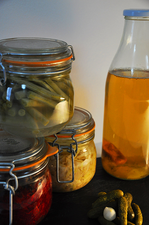 Apéritif lacto-fermenté avec probiotiques variés : cornichons, kéfir, choucroute...