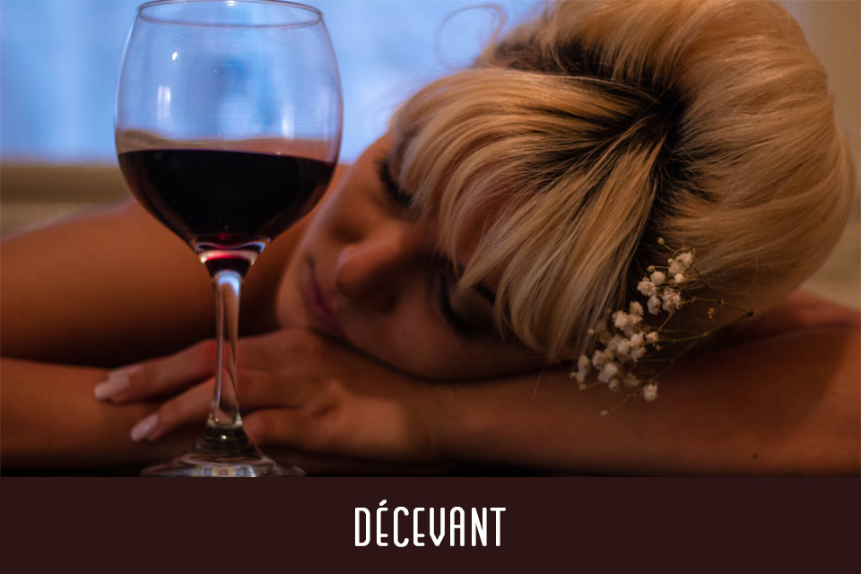 Cette charmante demoiselle aurait-elle bu un peu trop de vin ? Ô déception...