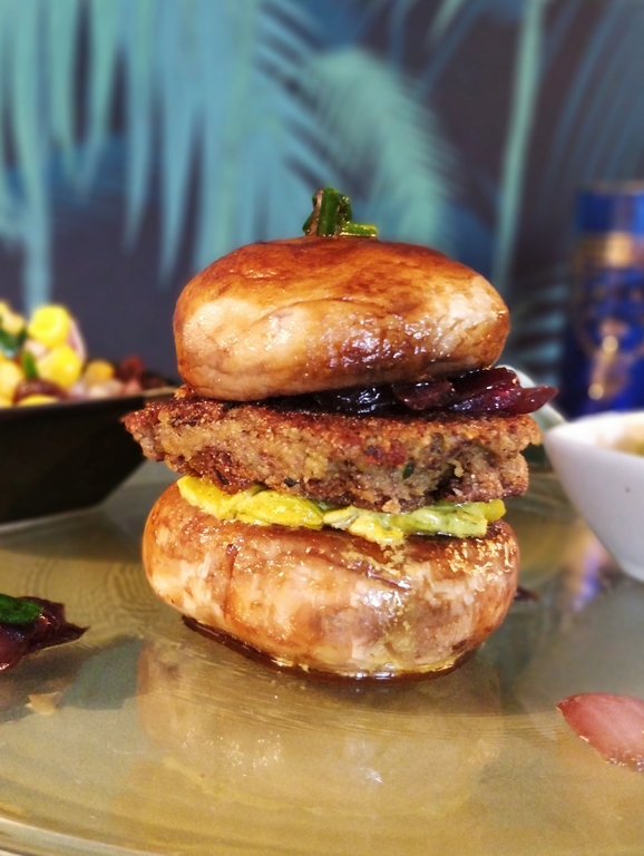 Le burger vegan aux galettes de Haricots Azuki, Poireaux, Oignons et Salsa de Maïs.