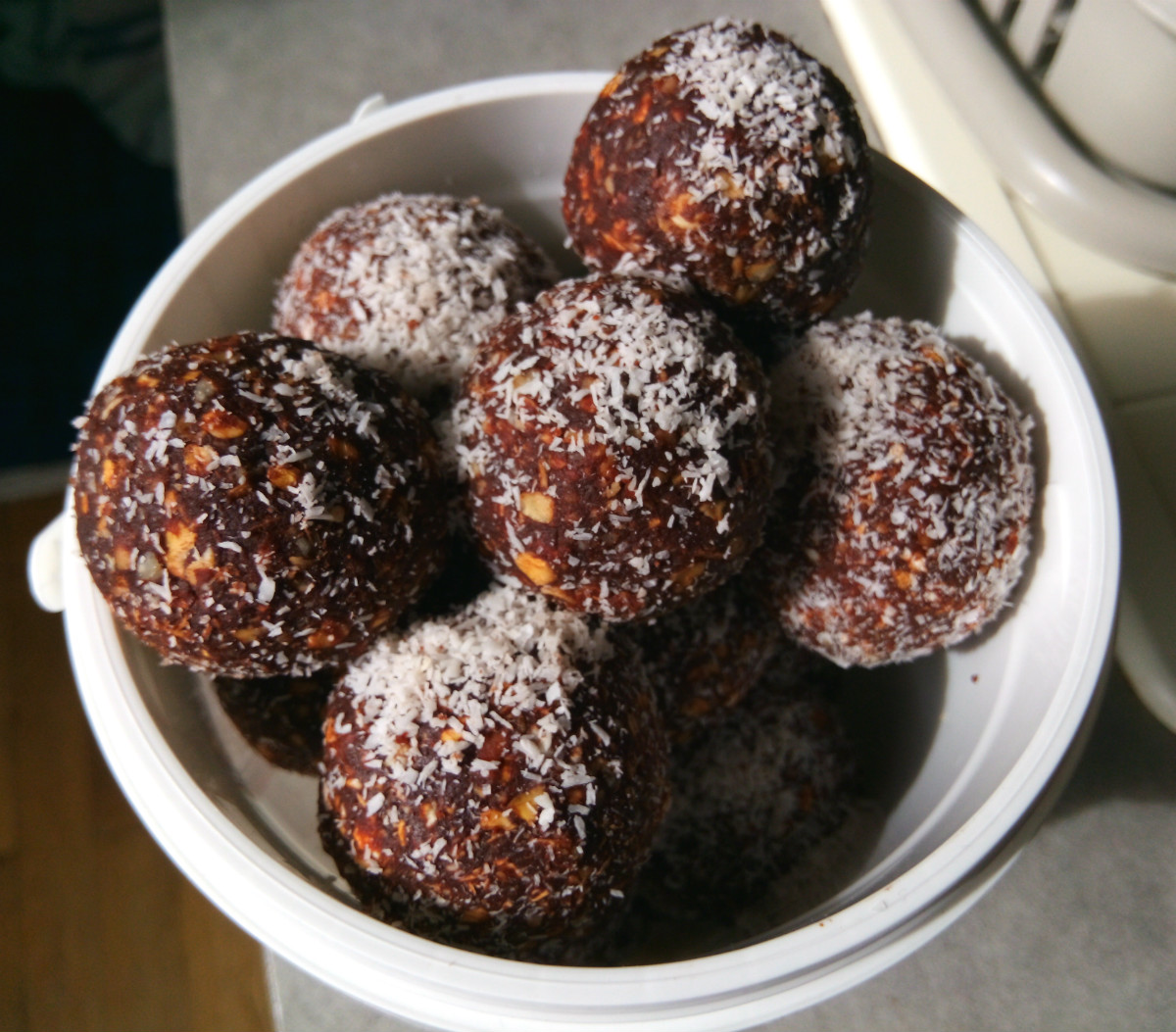 Pour un dessert sain qui va bien, c’est la version light de l’energy ball : le dessert ball !