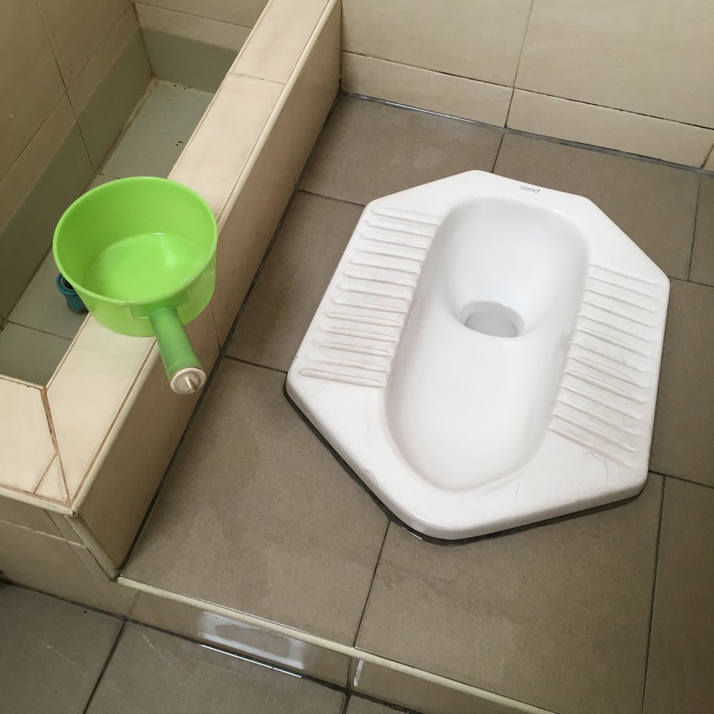 Toilettes turques : une solution moins confortable pour tes jambes mais tellement plus saine pour ton côlon.