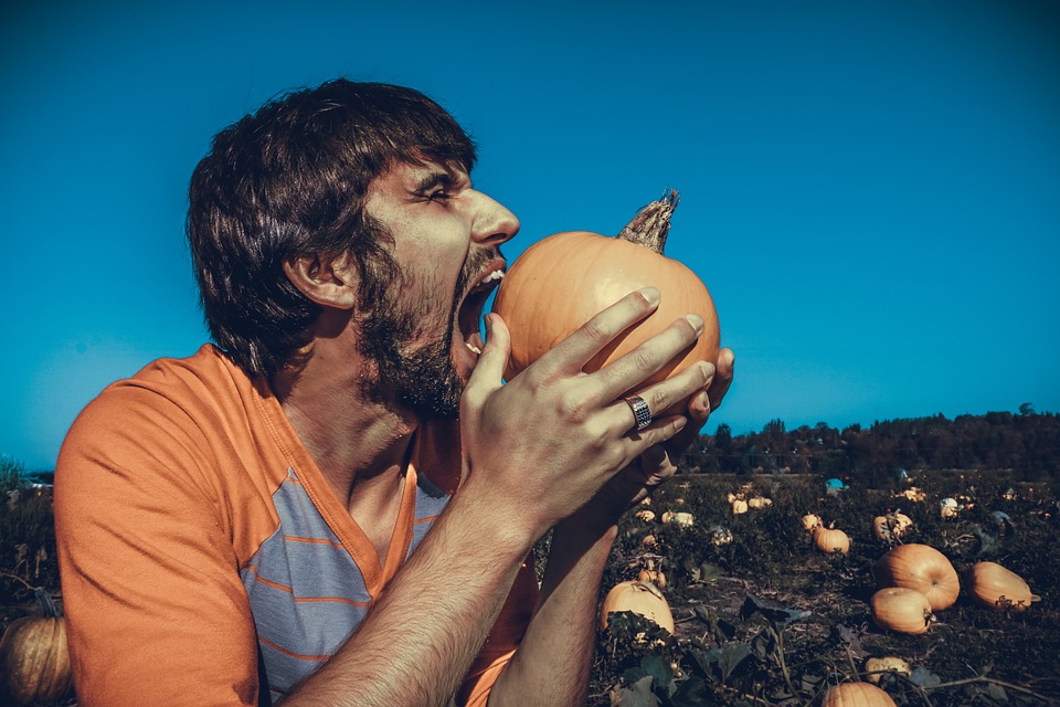 L'homme primitif mange jusqu'à satiété lorsqu'il trouve un aliment.