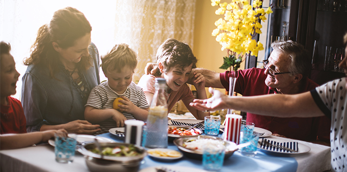 Les repas de famille, doux et joyeux souvenirs de l’enfance, ou comment retrouver la convivialité des longs dîners.